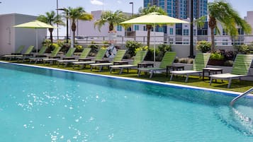 Ulkouima-allas, aurinkovarjoja, aurinkotuoleja