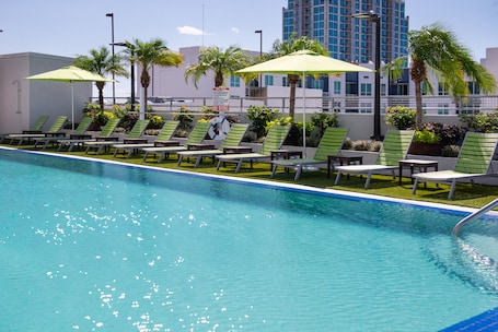 Una piscina al aire libre, sombrillas, sillones reclinables de piscina. Hampton Inn Tampa Downtown Channel District