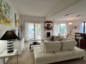 Condo superior | Área de sala de estar | Televisión de pantalla plana 