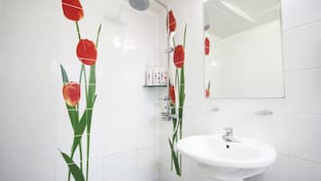 Quarto casal standard | Banheiro | Chuveiro, produtos de toalete grátis, secador de cabelo