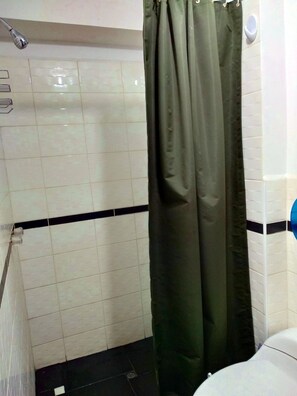 Habitación familiar, 1 habitación, no fumadores | Baño | Ducha y toallas