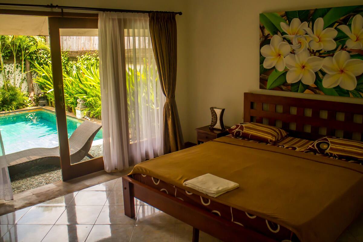 Comfort Room, 1 King Bed, Pool View | Room amenity
