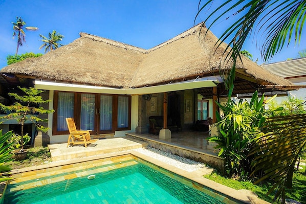 2 outdoor pools