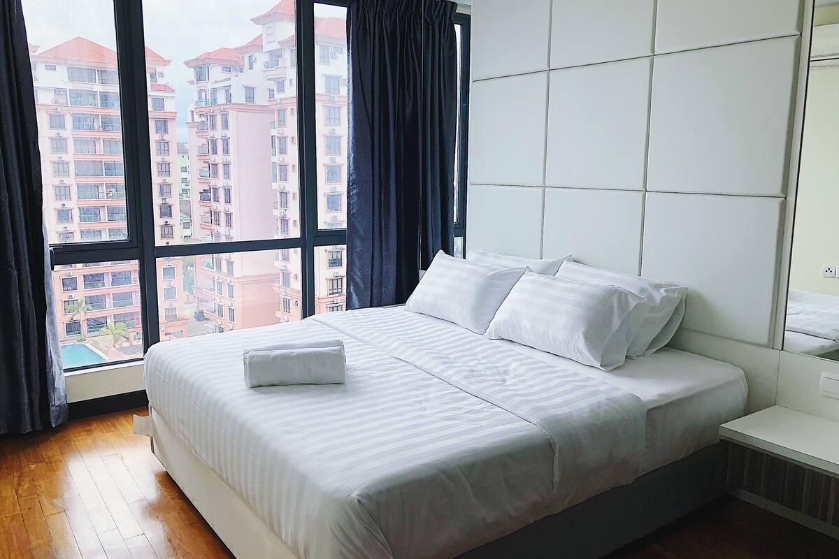 City Apartment, 2 Bedrooms, Accessible, City View | Desk, iron/ironing board