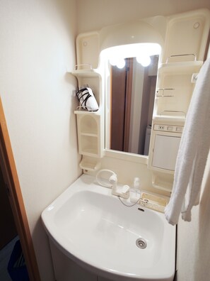 Standard Quadruple Room (PH153) | Bathroom sink