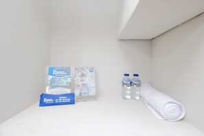 Double Room, 1 Double Bed | Room amenity - Kamar Keluarga Bandara IV Syariah (Tangerang)
