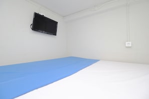 Double Room, 1 Double Bed | Television - Kamar Keluarga Bandara IV Syariah (Tangerang)