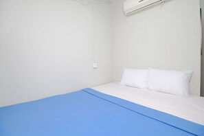 Double Room, 1 Double Bed | Free WiFi - Kamar Keluarga Bandara IV Syariah (Tangerang)