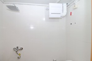 Habitación doble, 1 cama matrimonial | Baño | Regadera y amenidades de baño gratuitas 