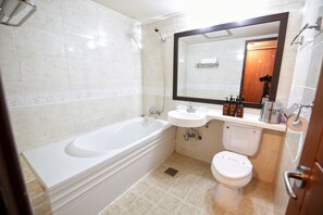 Ensemble douche/baignoire, articles de toilette gratuits, sèche-cheveux