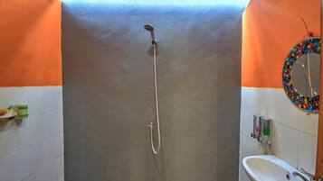 Shower, perlengkapan mandi gratis, dan handuk