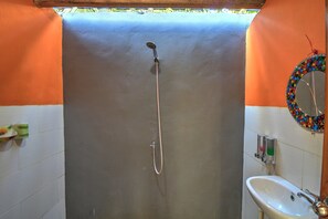 Dusche, kostenlose Toilettenartikel, Handtücher
