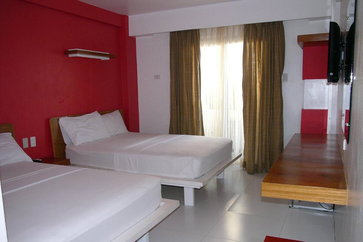 Escritorio, wifi gratis y ropa de cama