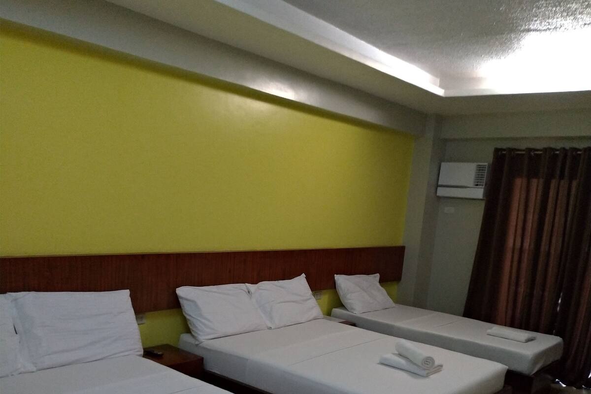Habitación familiar | Escritorio, wifi gratis y ropa de cama