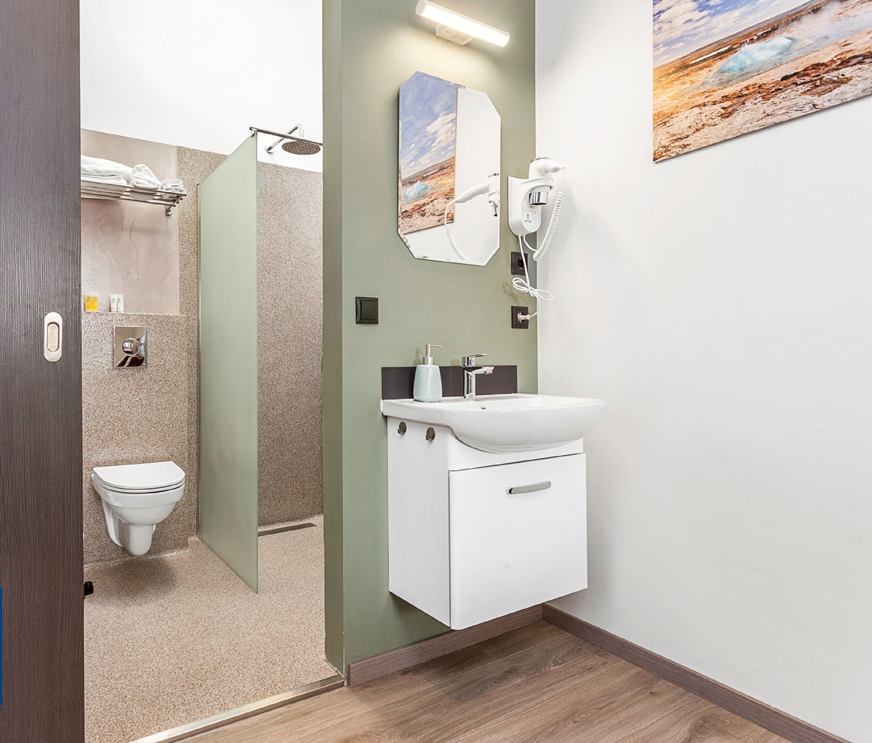 Un baño moderno con ducha, inodoro y lavamanos.