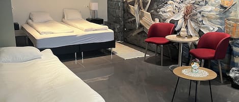 Familie vierpersoonskamer, meerdere bedden | Hypoallergeen beddengoed, een kluis op de kamer, een bureau