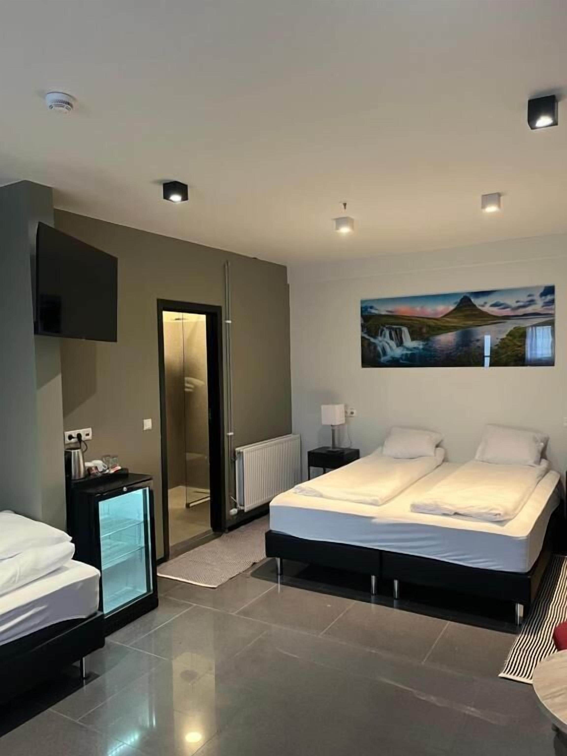 Habitación cuádruple familiar, varias camas | Ropa de cama hipoalergénica, caja fuerte, escritorio