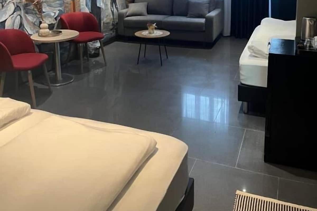 Familie vierpersoonskamer, meerdere bedden | Hypoallergeen beddengoed, een kluis op de kamer, een bureau