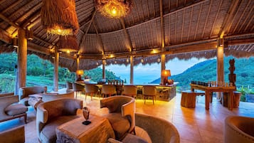 Serviço de café da manhã, culinária da Indonésia, vistas para a piscina 