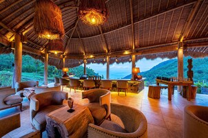 Serviço de café da manhã, culinária da Indonésia, vistas para a piscina 