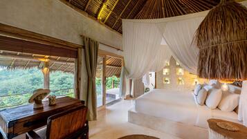 Minibar, caja de seguridad en la habitación y escritorio