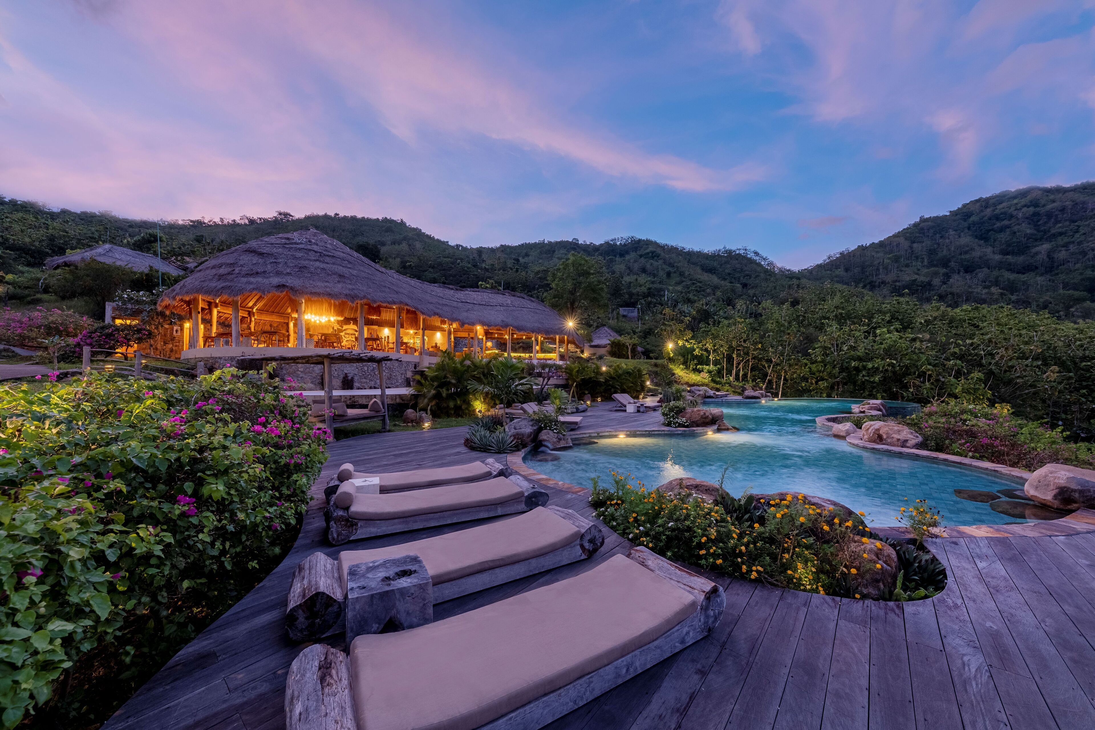 住宿正面 (夜晚)