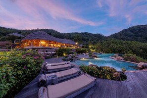 Voorkant accommodatie - avond/nacht