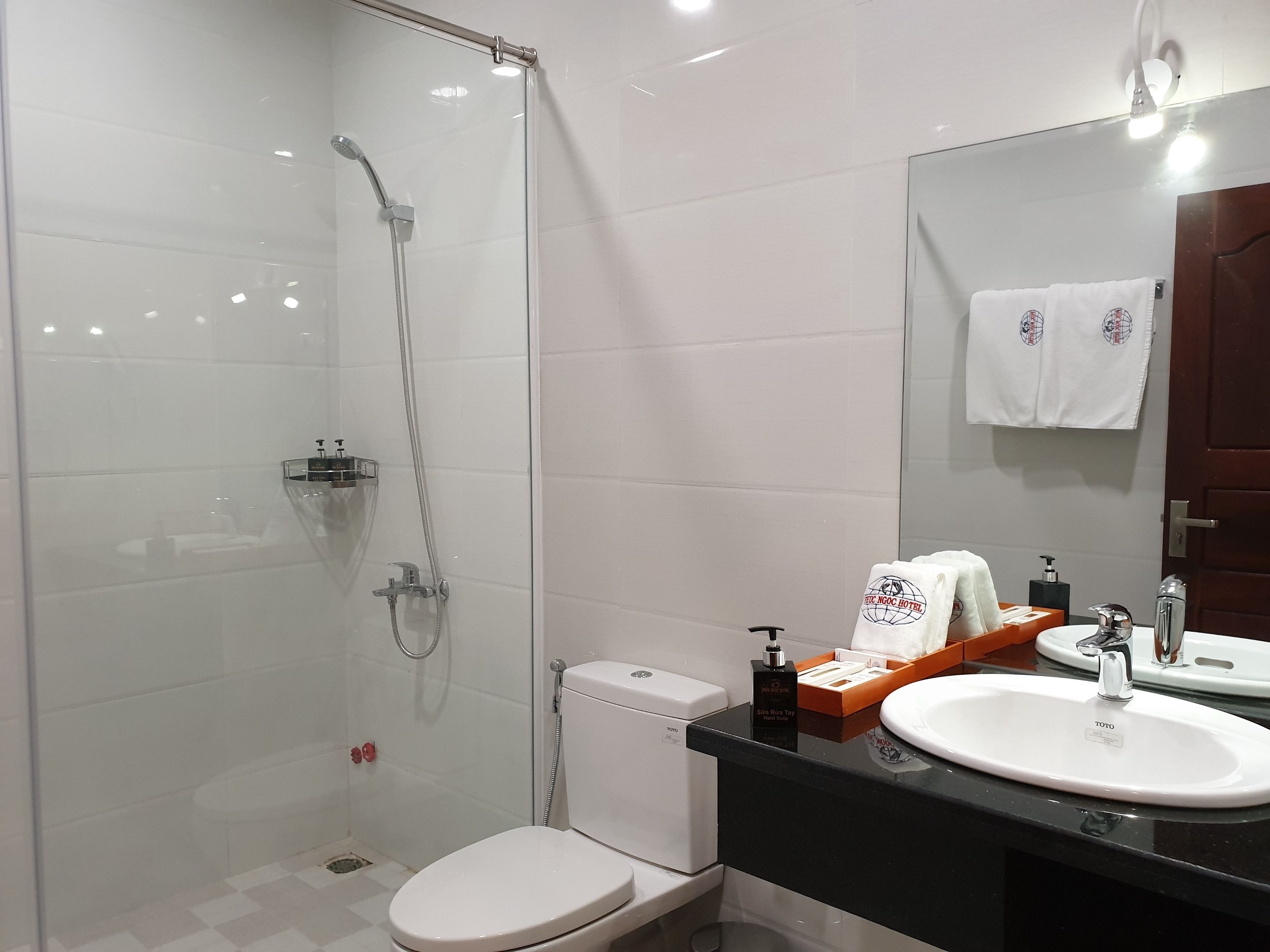 standard double room, 1 double bed | bathroom | shower, free toiletries, hair dryer, bathrobes