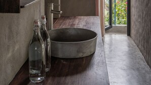 Bathroom sink - Dechiu Hotel (Da Nang)