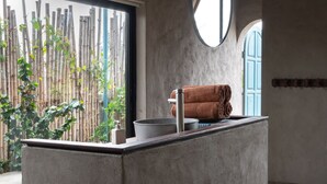 Shower, hair dryer, slippers, towels - Dechiu Hotel (Da Nang)