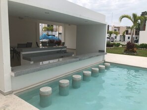 Piscine extérieure, chaises longues