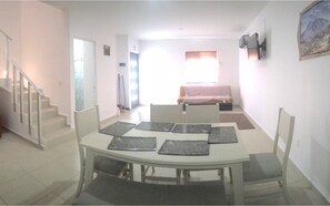 Casa familiar, 4 habitaciones | Área de sala de estar | Smart TV y Netflix 