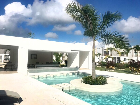 Außenpool, geöffnet von 06:00 Uhr bis 22:00 Uhr, Liegestühle