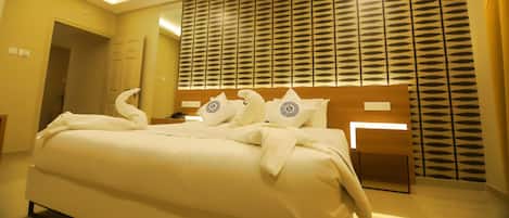 Royal Suite | Premium bedding, in-room safe, iron/ironing board, rollaway beds