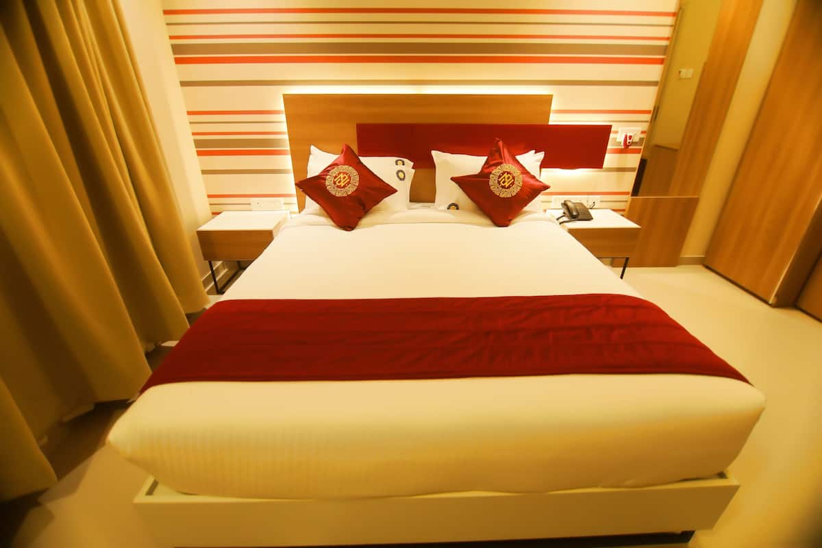 Eenvoudige kamer, 1 twee- of 2 eenpersoonsbedden | Luxe beddengoed, een kluis op de kamer, een strijkplank/strijkijzer