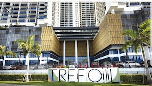 Un edificio moderno con un llamativo letrero de 'TREFOIL' en primer plano.
