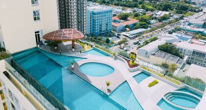 2 BR • 2 BA • 5 SLEEP •BALCONY•POOL •Live downtown SaiGon