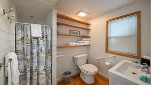 Bathtub, towels