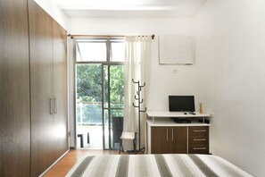 1 slaapkamer, een strijkplank/strijkijzer, wifi, beddengoed