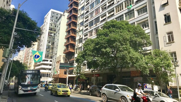 A multi-story building with balconies and a visible hotel sign. - Apartment in Copacabana, 4 bedrooms, 3 bathrooms, 50 meters from the beach, shops, and supermarket. (Rio de Janeiro)