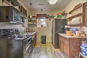 Réfrigérateur, micro-ondes, plaque de cuisson, cafetière/bouilloire