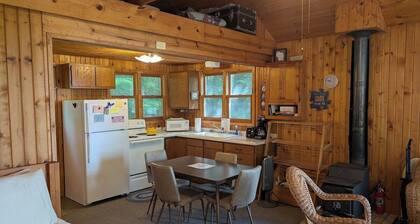 Simple Gifts - A Simple Studio Cabin with Lake Sup