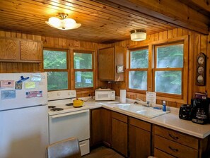 Wasserkocher mit Kaffee-/Teezubehör, Kühlschrank, Mikrowelle, Ofen
