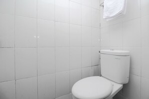 Double Room | Bathroom | Shower, free toiletries, towels - Kamar Keluarga Kemanggisan Syariah (Jakarta)