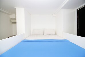 Double Room | Free WiFi - Kamar Keluarga Kemanggisan Syariah (Jakarta)