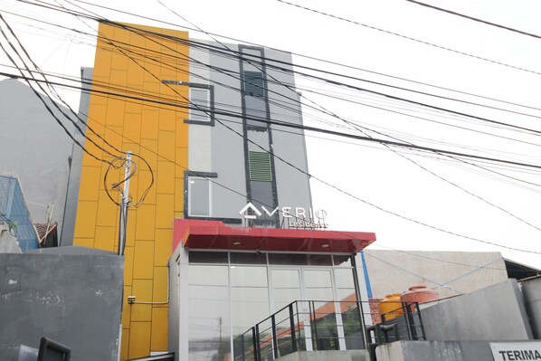 Front of property - Kamar Keluarga Kemanggisan Syariah (Jakarta)