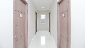 Un pasillo con puertas de madera, cada una numerada.