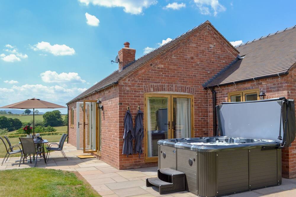 3 bedroom accommodation in Upton Cressett, near Ironbridge