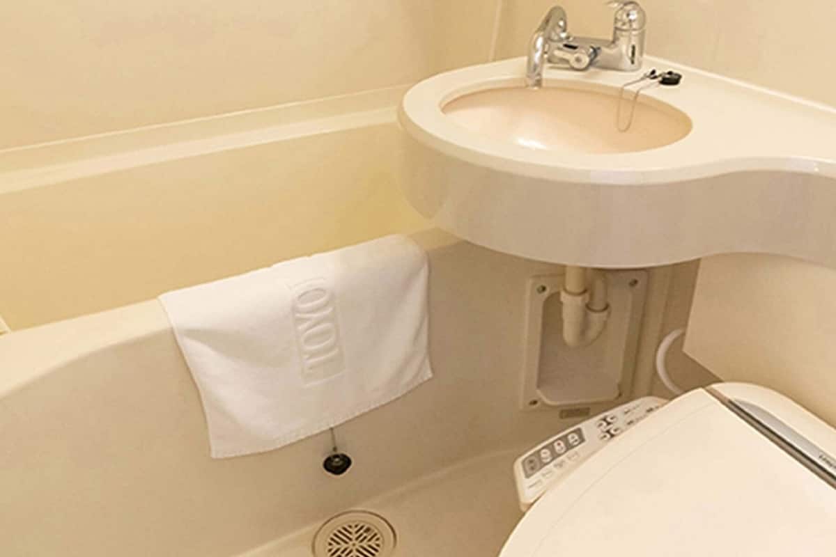 combined shower/bathtub, deep-soaking bathtub, free toiletries