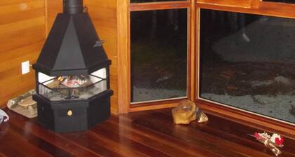 # Chalet crĂšme noble au coin de la montagne de pelouse